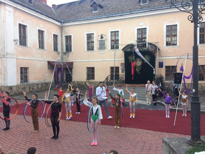 У центрі Мукачева влаштували циркове дійство – 04