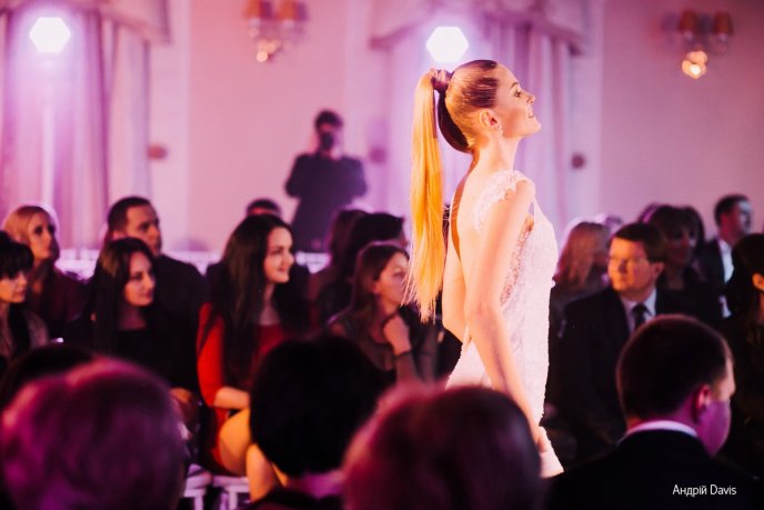 Мода заради життя: на Закарпатті відбувся ІІІ-й благодійний показ мод дизайнерки Роксолани Новак – 142