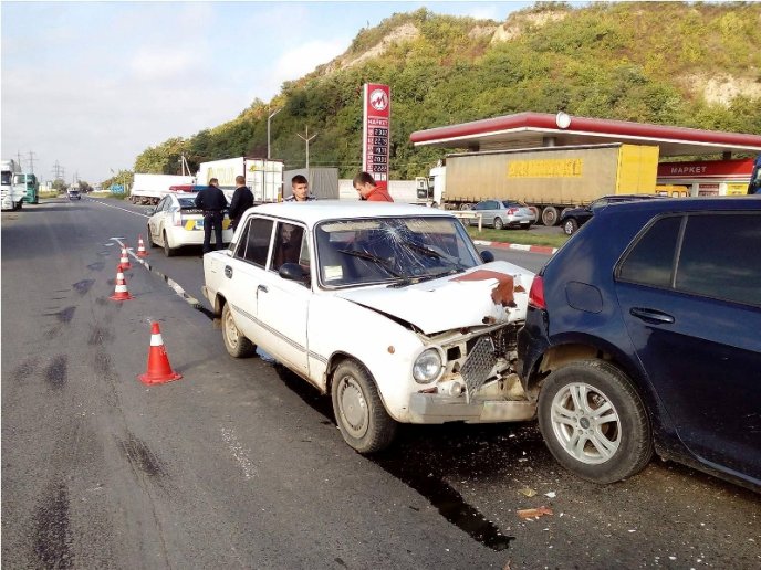 У Мукачеві "ВАЗ" врізався у "Фольксваген" – 04
