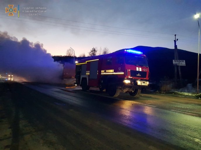 Оприлюднено жахливі кадри пожежі: на Закарпатті згорів причіп вантажівки – 04