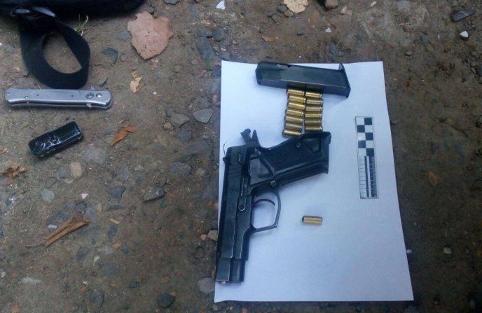 У Мукачеві біля стадіону сталась масова бійка: чоловік погрожував поліцейському зброєю – 01