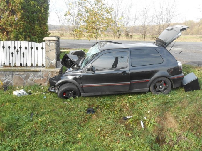 Страшна ДТП біля Мукачева: Volkswagen Golf‎ врізався в огорожу, одна людина загинула, двоє доставлені у ЦРЛ (ФОТО) – 01