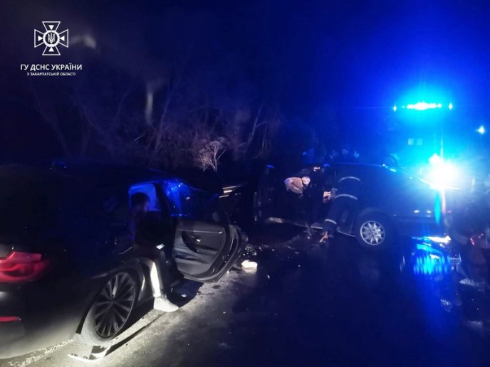 Рятувальники показали фото з місця фатальної аварії – 04
