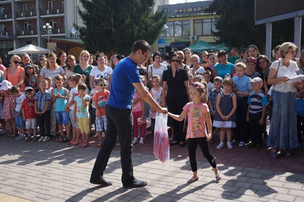 В рамках благодійної акції до Дня знань нові ранці отримали близько 3800 першокласників Тячівщини та Рахівщини – 17 В рамках благодійної акції до Дня знань нові ранці отримали близько 3800 першокласників Тячівщини та Рахівщини – 17