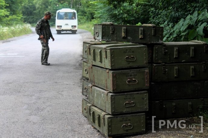 Поблизу Мукачева продовжують працювати тимчасові блокпости військових – 02