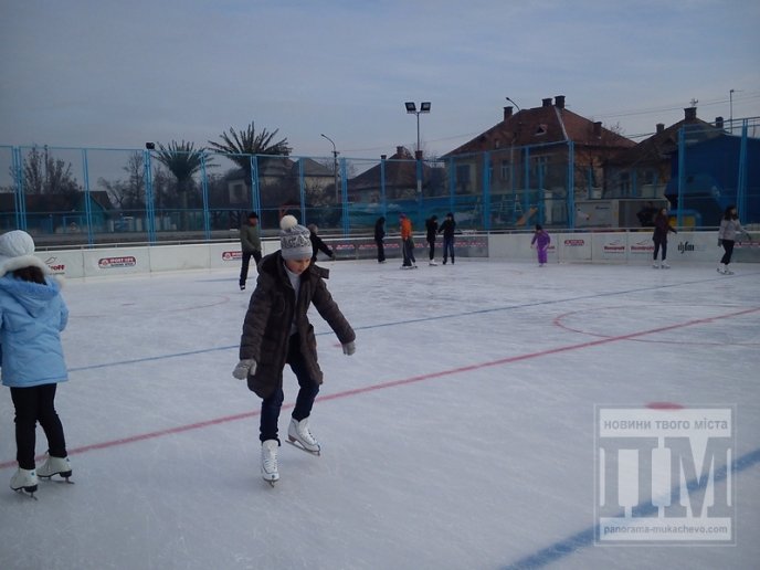 У Мукачеві льодова ковзанка прийняла перших відвідувачів (ФОТО, ВІДЕО) – 03