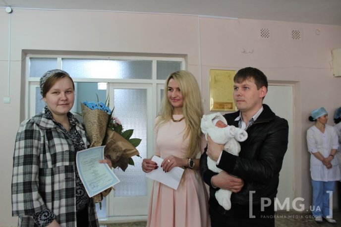 У Мукачівському пологовому будинку вперше вручили свідоцтво про народження – 12