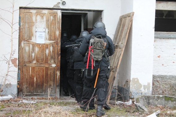 Розбійний напад на автозаправку, захоплення заручників та переговори зі злочинцями: поліцейські розповіли, що насправді відбувалося в Мукачеві – 03