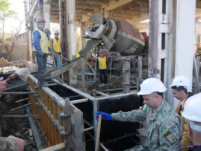 Під фундамент майбутнього реабілітаційного центру в Ужгороді заклали "капсулу часу" – 03