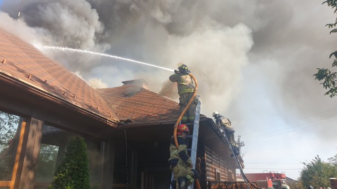 Закарпатські вогнеборці показали наслідки масштабної пожежі  – 09