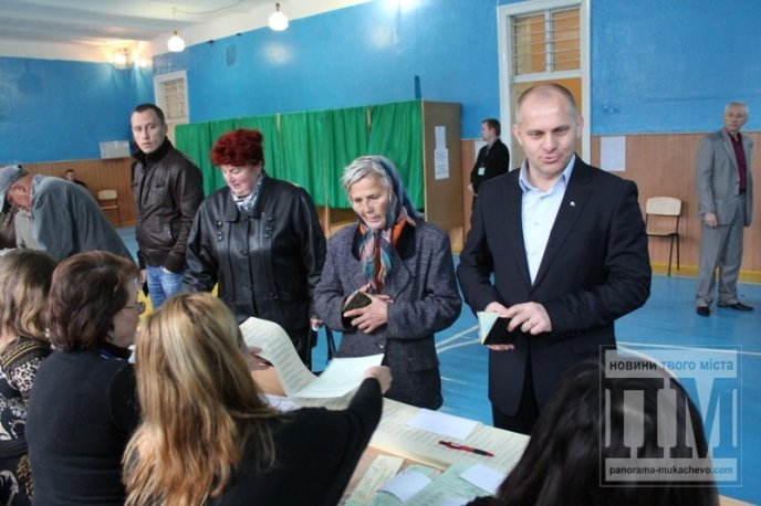 Кандидат від "Партії регіонів" Вячеслав Шутко проголосував на дільниці у ЗОШ №4 (ФОТО) – 04 Кандидат від "Партії регіонів" Вячеслав Шутко проголосував на дільниці у ЗОШ №4 (ФОТО) – 04