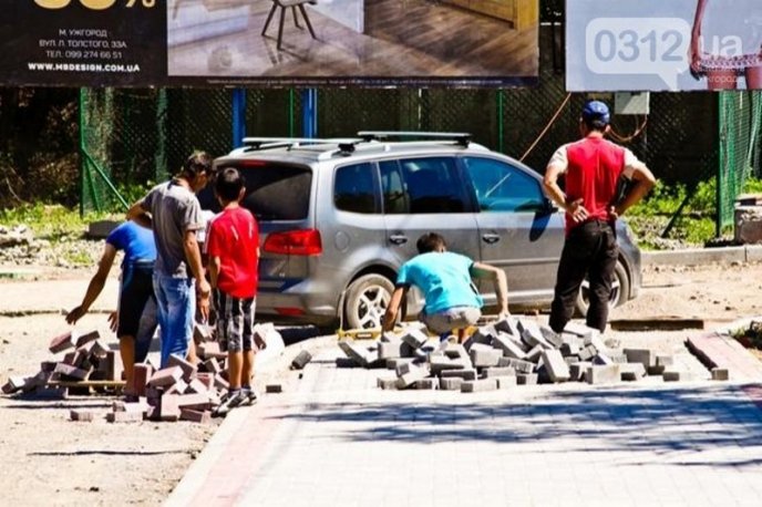 Чому ремонт на вулиці Антонівській в Ужгороді досі не завершили – 04
