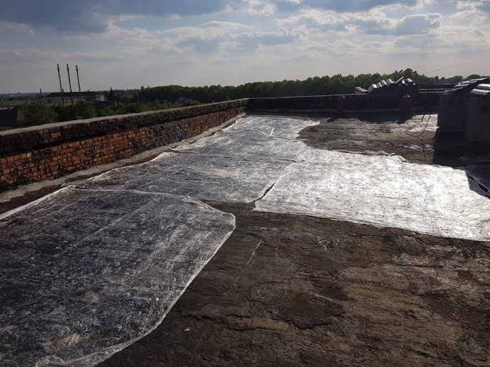 На вулиці Верді у Мукачеві оновлюють дах багатоповерхівки – 02