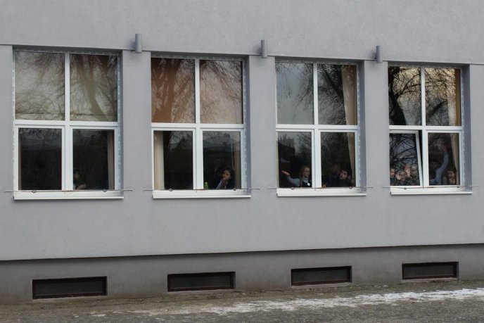 На головній площі Закарпаття молодь розгорнула 100-метровий прапор України – 03