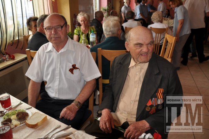 Мер Мукачева випив з ветеранами "фронтові" 100 грам (ФОТО) – 02