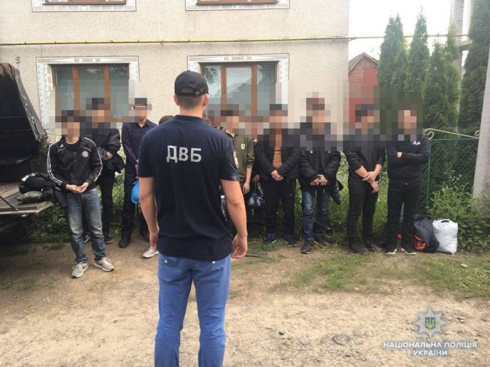 У закарпатця, який переховував нелегалів, знайшли автомобілі, зброю та наркотики – 05