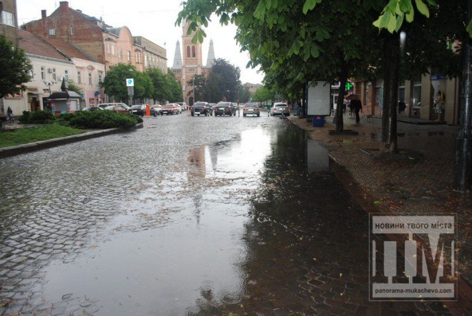 У Мукачеві дощ з градом перетворили міські вулиці у калюжі (ФОТО) – 03