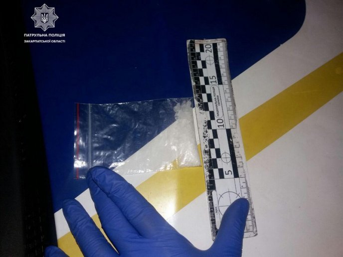 Чоловік під кайфом намагався проковтнути згорток із наркотиками на очах у патрульних – 02