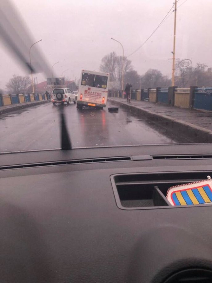 В Ужгороді в маршрутки на ходу відвалилось колесо, – ЗМІ – 01