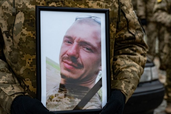 Раніше працював за кордоном: на Закарпатті поховали молодого військового – 05