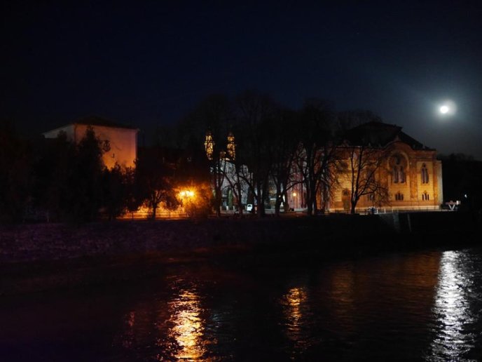 На центральних вулицях Ужгорода відновлено вуличне освітлення – 08