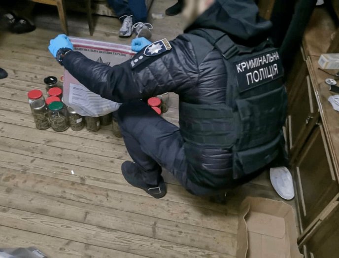 У селі на Ужгородщині провели обшук у помешканні чоловіка – 03