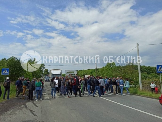 На Мукачівщині обурені люди перекрили дорогу – 08