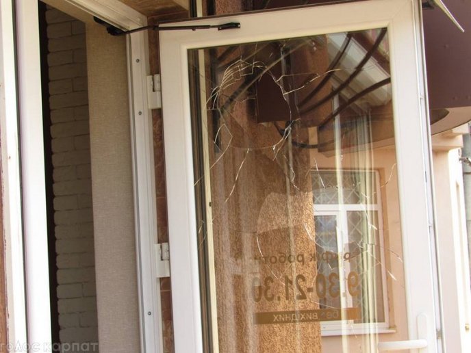 У Мукачеві невідомі розбили скло на вікнах і дверях піцерії – 01