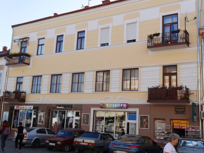 В історичному центрі Ужгорода ремонтують фасади будинків – 09