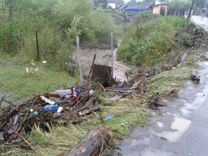 Пошкоджені дахи будинків, знищені насадження, розбиті вікна – результат вчорашньої негоди на Рахівщині (ФОТО) – 03