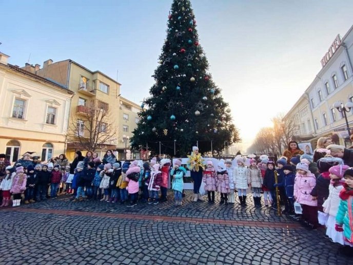 Маленькі мукачівці влаштували свято у центрі міста – 07