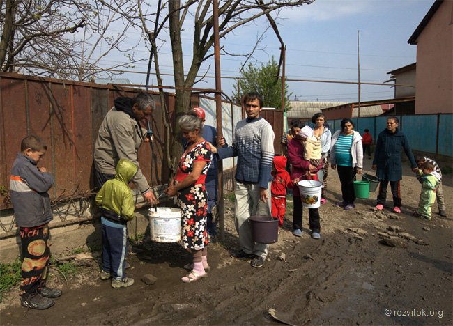 Мукачівські роми самотужки почали прокладати водогін на території поселення (ФОТО) – 05
