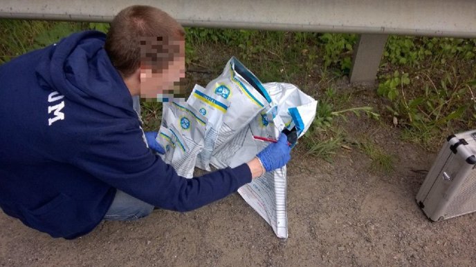 Патрульні затримали двох зловмисників, які обікрали магазин у Нижньому Солотвині – 04