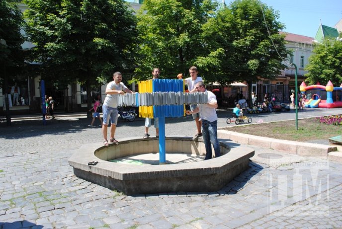 Фонтан у центрі Мукачева став жовто-блакитним (ФОТО) – 05
