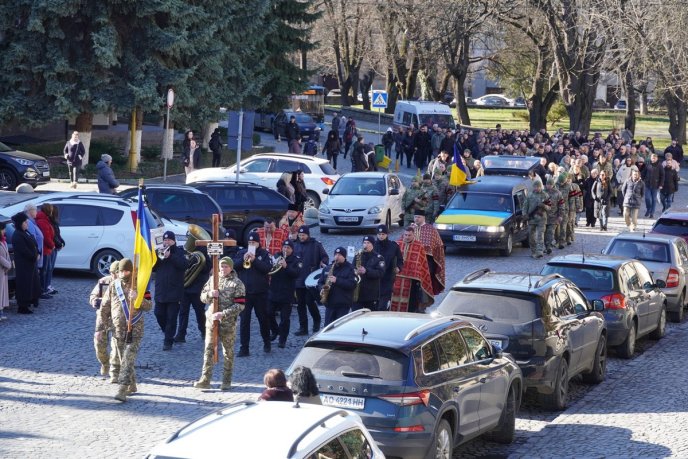 В Ужгороді в останню дорогу провели 35-річного захисника – 06