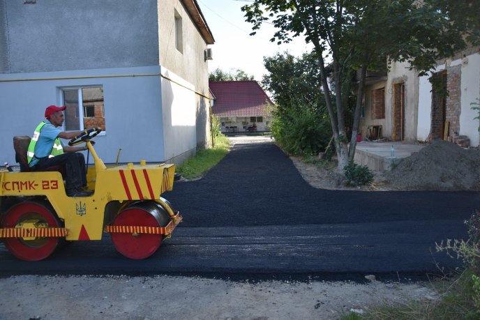 В Іршаві бригада жінок ремонтує дороги – 02