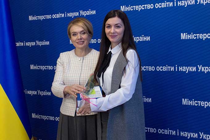 Закарпатську вчительку з перемогою у всеукраїнському конкурсі привітала міністр Лілія Гриневич – 01 Закарпатську вчительку з перемогою у всеукраїнському конкурсі привітала міністр Лілія Гриневич – 01