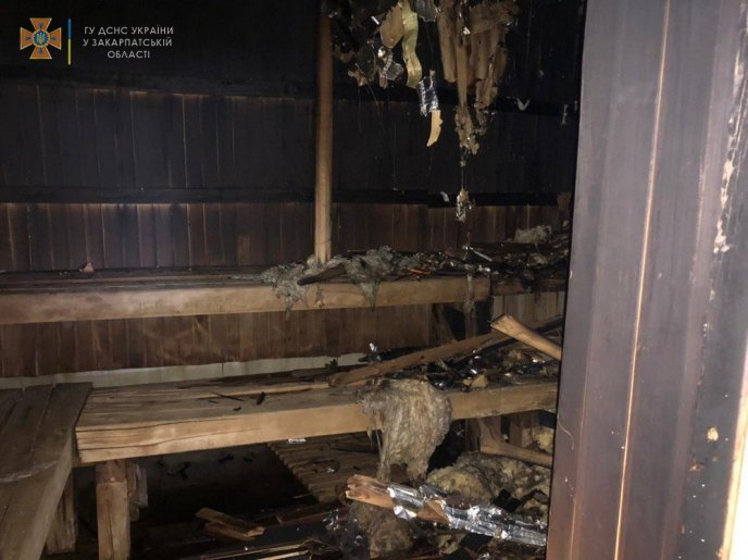 У Мукачеві в мікрорайоні Росвигово горіла лазня: рятувальники показали фото – 02