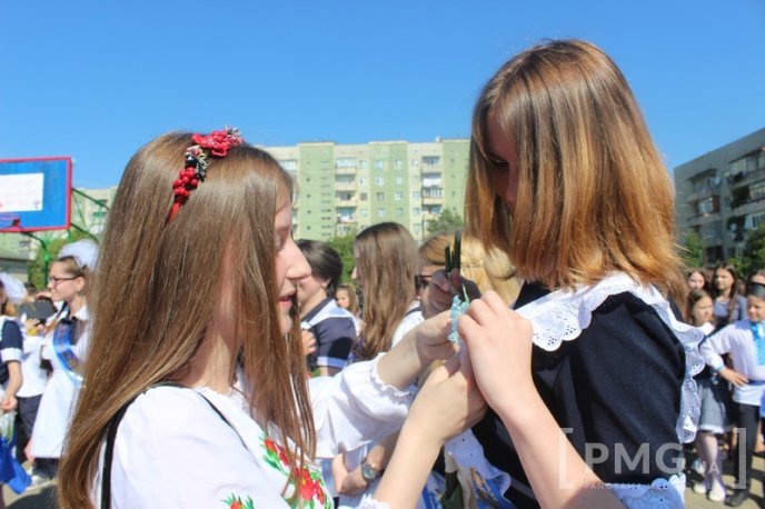 У Мукачівській ЗОШ №11 урочисто відзначили свято останнього дзвоника – 40 У Мукачівській ЗОШ №11 урочисто відзначили свято останнього дзвоника – 40