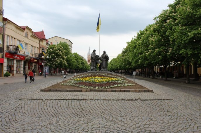 У центрі Мукачева з’явилась клумба у формі вишиванки – 01 У центрі Мукачева з’явилась клумба у формі вишиванки – 01