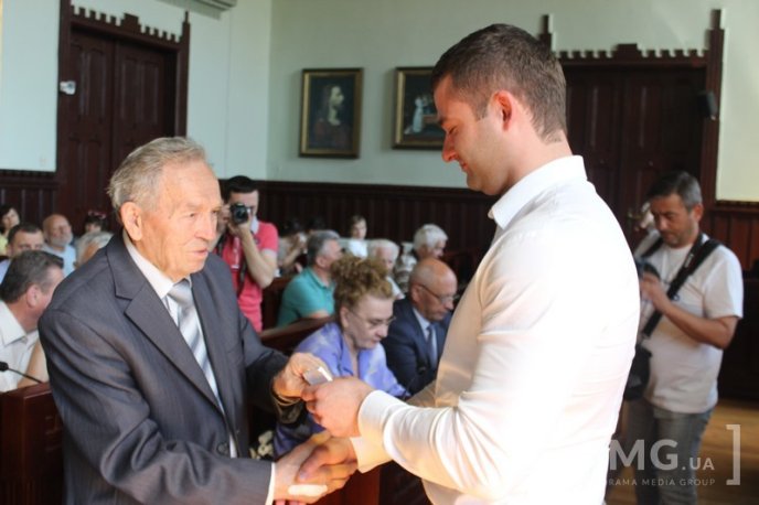 Почесним городянам вручили перші картки мукачівця   – 07 Почесним городянам вручили перші картки мукачівця   – 07