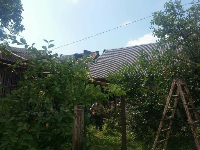 Негода на Іршавщині: сильний вітер зривав покрівлю з будинків  – 03