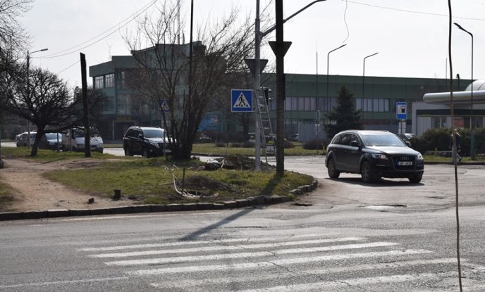 На одному з перехресть Ужгорода встановлюють світлофори – 04