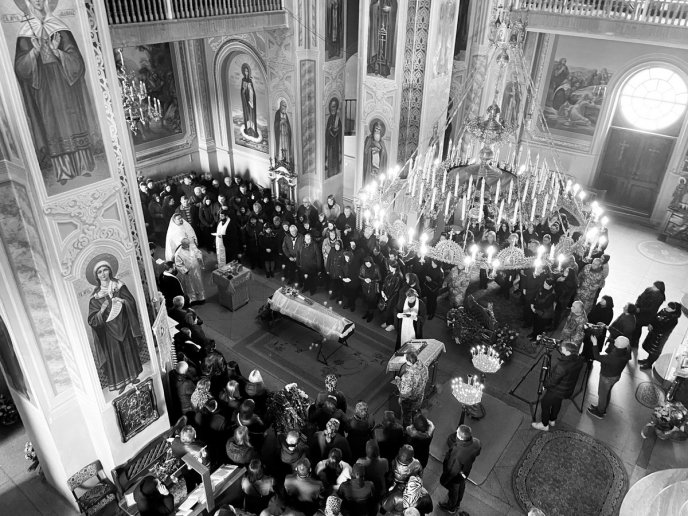 Мукачівці зі сльозами на очах провели в останню путь загиблого Героя – 04