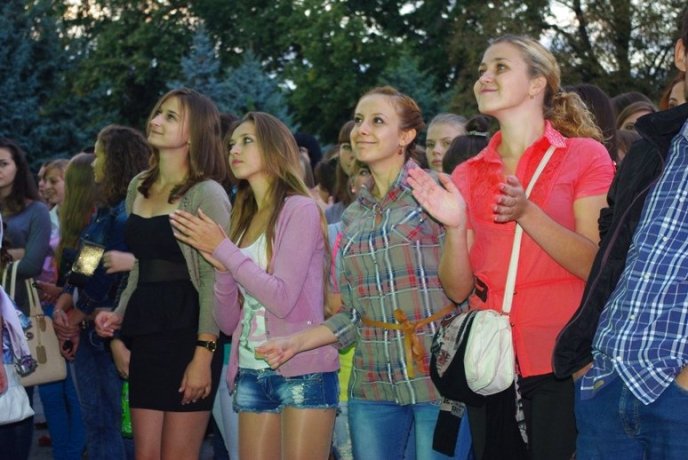 УжНУ з початком нового навчального року вітали Аліна Гросу, "Rock-H" і Степан Гіга (ФОТО) – 04