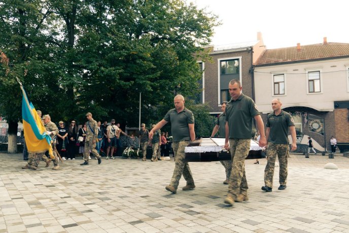 У Мукачеві поховали воїна, який загинув, захищаючи Україну – 07