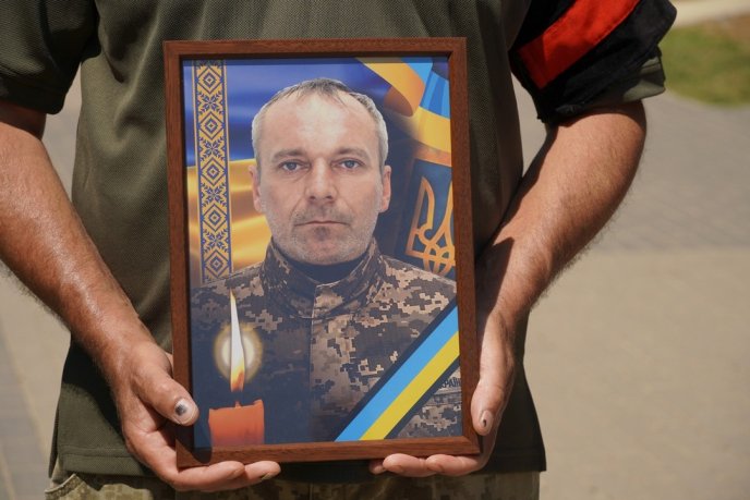 Ужгород попрощався із полеглим 40-річним Героєм – 01