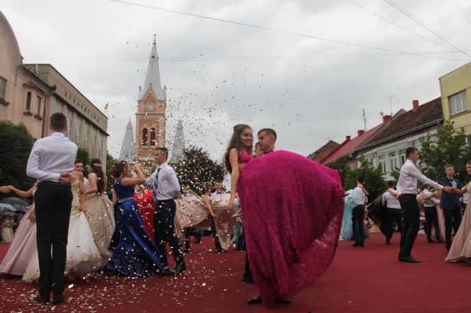 Випускники Мукачева станцювали прощальний вальс – 09