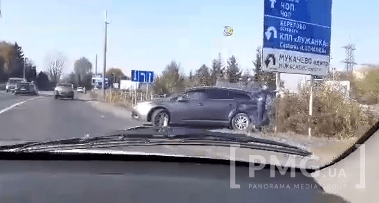 На в’їзді у Мукачево трапилась аварія за участі мікроавтобуса – 02