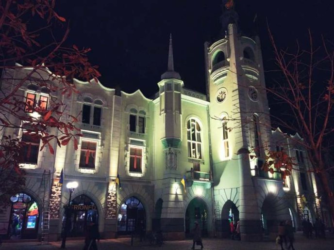 Фасад мукачівської Ратуші підсвітили – 02 Фасад мукачівської Ратуші підсвітили – 02